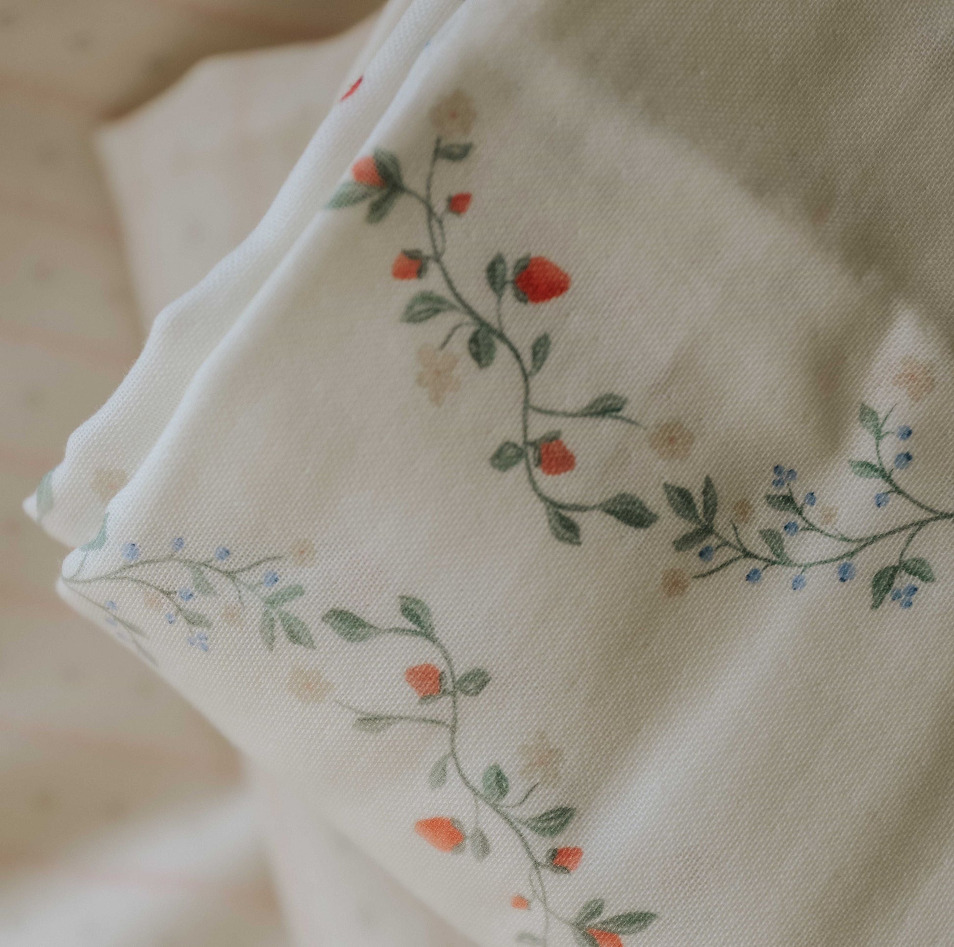 Gooslings Botanical Berries Swaddle - Ivory
