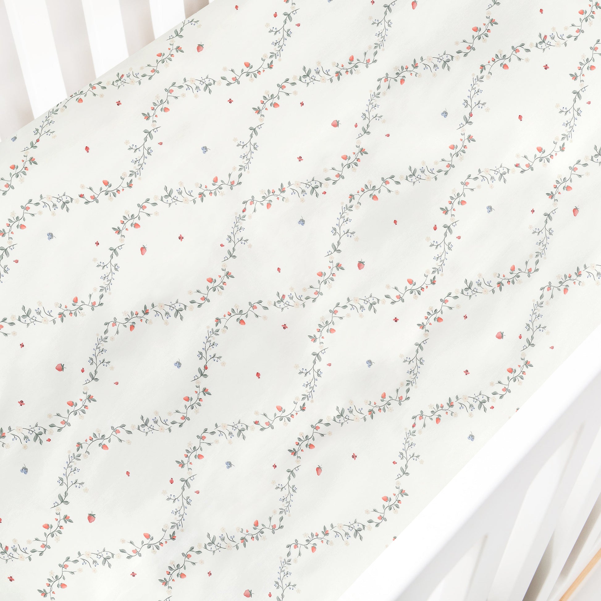Gooslings Botanical Berries Crib Sheet - Ivory