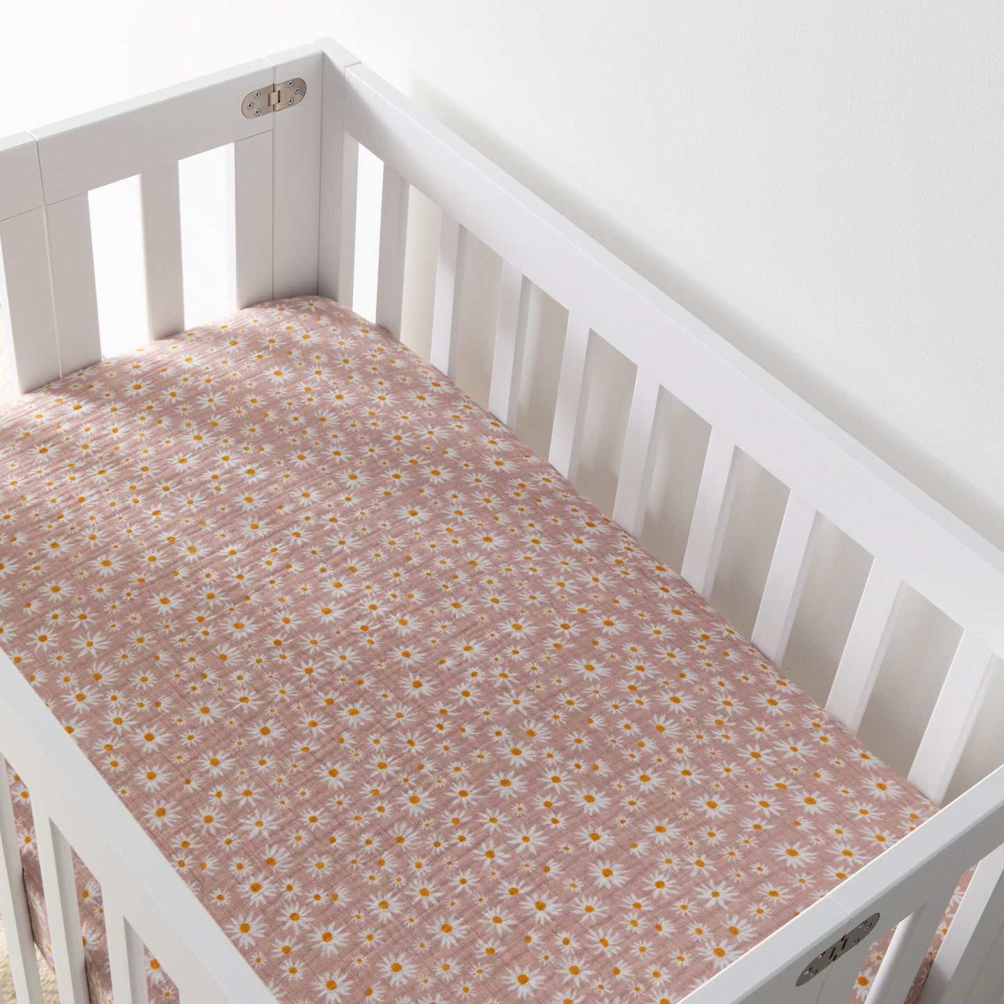 T28036,Daisy Muslin Mini Crib Sheet in GOTS Certified Organic Cotton